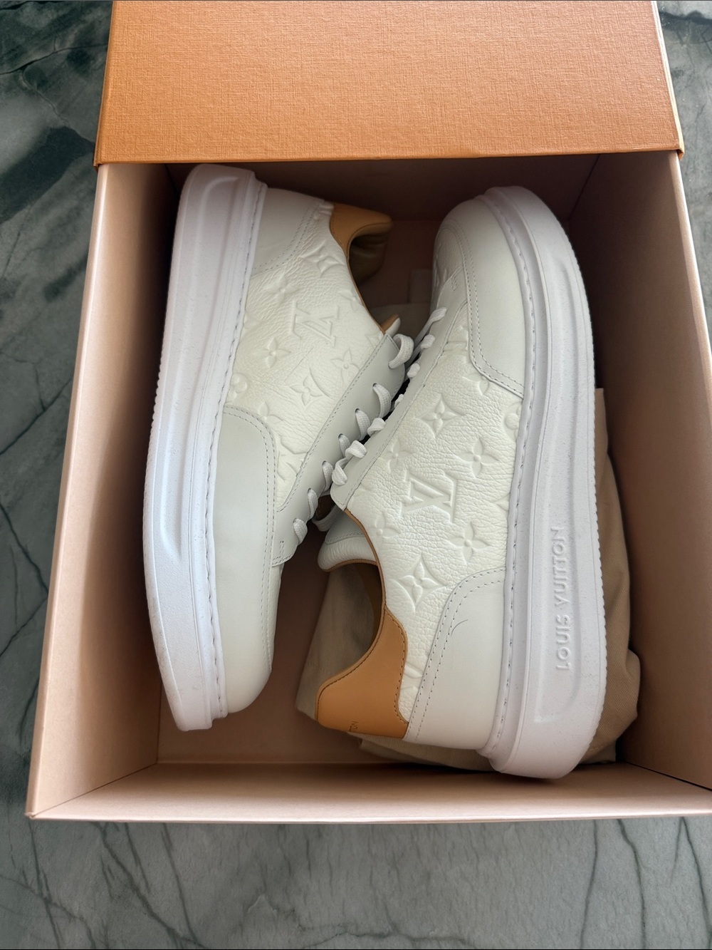 Louis Vuitton Beverly Hills Sneaker White Monogram Leather size LV 9.5 (US 10.5)